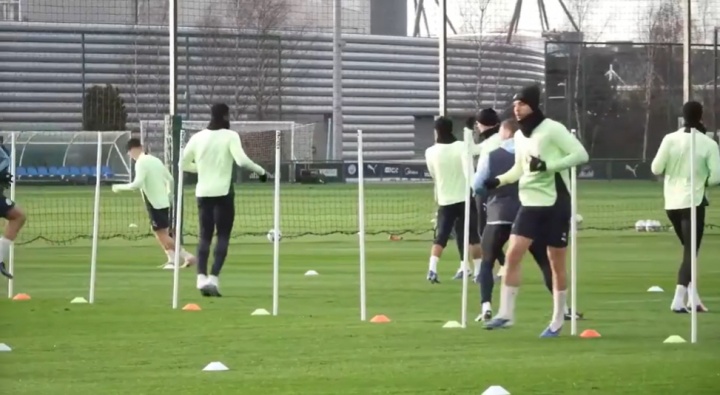 开云体育下载-曼城备战加拉塔萨雷，尼科·冈萨雷斯参加了曼城的公开训练